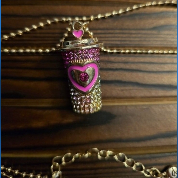 Betsey Johnson Latte pendant with maple leaf  necklace! - Picture 5 of 12